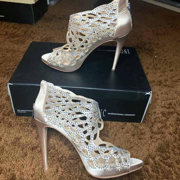 ✨✨Open toe Bisque Satin Heels✨✨ - Picture 3 of 6